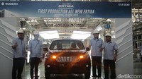 Pabrik ini rupanya pengamanannya ketat, sudah mirip seperti pabrik mobil di luar negeri. Agar foto-foto Ertiga 2018 di pabrik tidak bocor, kamera dan telepon pintar atau perangkat lainnya yang memiliki fungsi kamera harus diserahkan ke petugas keamanan. Foto: Suzuki