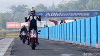 Usai menjajal CBR250RR, Darius mengaku ketagihan. Terlihat Darius juga melakukan celebrasi dengan berdiri di atas motor.