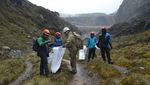 Foto: Aksi Bersih-bersih Sampah di Puncak Tertinggi Indonesia