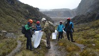 Memang, tidak ada fasilitas pendukung wisata di sekitar Puncak Carstensz seperti pos pendakian apalagi tempat pembuangan sampah. Meski begitu, ada baiknya kesadaran pendaki akan kebersihan tetap dilakukan (Adventure Carstensz)