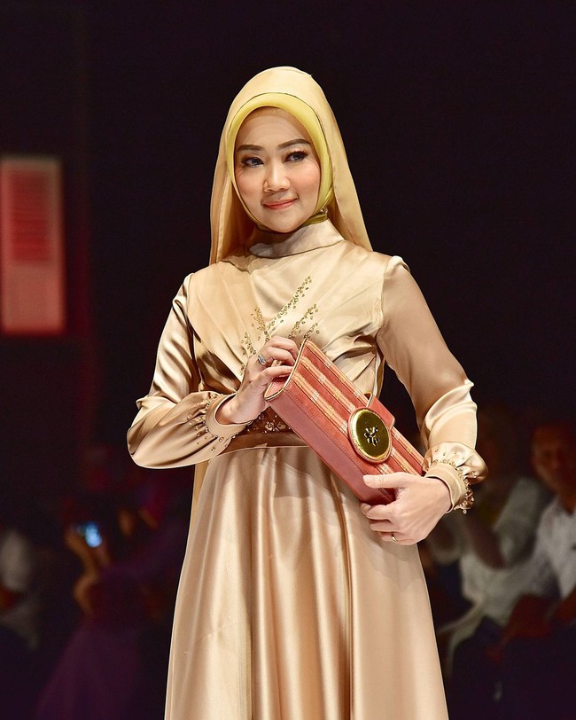 Ia tampak membawa clutch keluaran brand lokal Warnatasku. Foto: Instagram/@rya_baraba