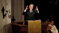 Putra Barbara yang juga mantan Gubernur Florida, Jeb Bush, memberikan pidato pujian (Foto: Dok. David J. Phillips/Pool via Reuters)