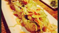 Incredible BBQ roll, tulisnya. Walau terlihat tidak menggiurkan, tapi menurut mantan kekasih Taylor Swift, hidangan ini rasanya lezat. Foto: Instagram @harrystyles
