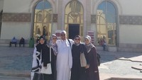 Habib Rizieq Shihab bersama keluarga berfoto di depan Masjid Hassan II, masjid terbesar di Maroko. Lokasinya berada di Kota Casablanca. (dok Istimewa dan Tim Kapitra Ampera)