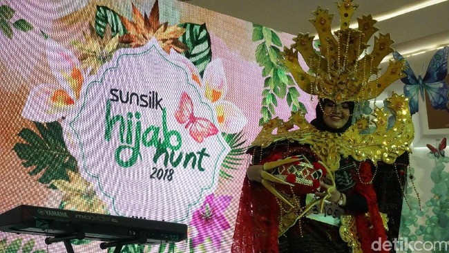 Tak kalah mencuri perhatian, dekorasi bahu yang bentuknya menyerupai sayap serta kuku-kuku panjangnya.  Foto: Daniel Ngantung/Wolipop