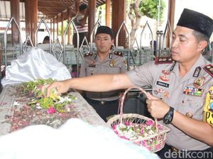 Mantan Kapolres Bojonegoro Ziarah ke Makam Wali Gresik