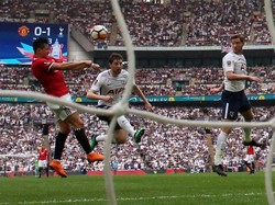 Tapi MU meresponsnya dengan baik. Di menit ke-24, Alexis Sanchez menyamakan kedudukan setelah merobek gawang Spurs dengan sundulan. Ia memanfaatkan crossing terukur Paul Pogba. (Foto: David Klein/Reuters)