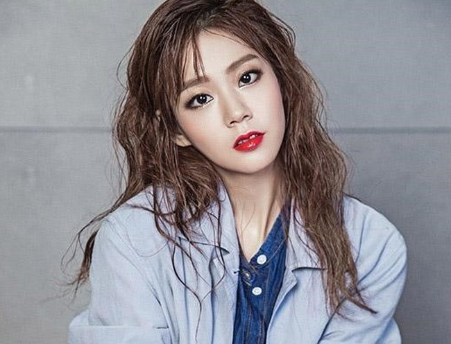 Penyanyi dan aktris Han Seungyeon juga diterpa rumor yang menyebutnya suka menggoda dan merayu petinggi perusahaan entertainment agar kariernya tambah maju. Belakangan, kabar tersebut hanya gosip tapi sempat membuat mantan personel KARA ini stres. Bahkan orangtua Seungyeon sempat mempercayainya. Foto: istimewa