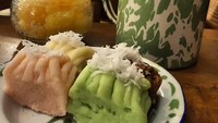 Getuk dengan topping taburan kelapa juga enak jadi teman ngopi sore ini. Foto: Instagram @angkringangadjahyk