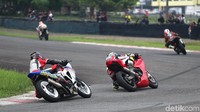 Bikers CBR ini akan melakukan adu kecepatan sebanyak 6 lap.