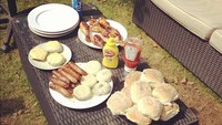 Ini dia menu makan dirinya dan teman-temannya kala itu. Sepiring ayam bakar, sosis hingga roti lengkap dengan saus tomat dan mustard. Kelihatannya enak, duh jadi mau! Foto: Instagram @harrystyles