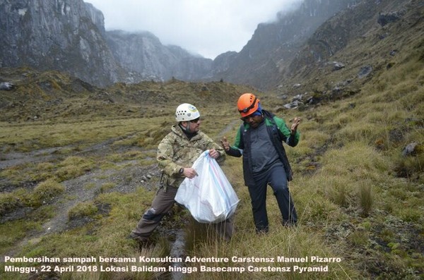 Kiri adalah konsultan wisata asal Kanada, Manuel Pizarro dan di sebelahnya adalah Maximus Tipagau selaku pendiri Adventure Carstensz. Mereka berdua berniat untuk mengelola pariwisata di kawasan Puncak Carstensz (Adventure Carstensz) Kiri adalah konsultan wisata asal Kanada, Manuel Pizarro dan di sebelahnya adalah Maximus Tipagau selaku pendiri Adventure Carstensz. Mereka berdua berniat untuk mengelola pariwisata di kawasan Puncak Carstensz (Adventure Carstensz)