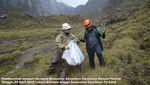 Foto: Aksi Bersih-bersih Sampah di Puncak Tertinggi Indonesia