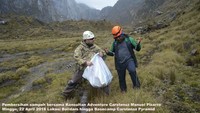 Kiri adalah konsultan wisata asal Kanada, Manuel Pizarro dan di sebelahnya adalah Maximus Tipagau selaku pendiri Adventure Carstensz. Mereka berdua berniat untuk mengelola pariwisata di kawasan Puncak Carstensz (Adventure Carstensz)