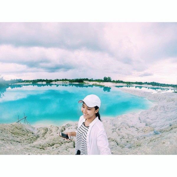 Keindahan Danau Kaolin di Belitung juga pernah disambangi Tania. Alam Indonesia memang indah! (Instagram/@taniawidjaya) Keindahan Danau Kaolin di Belitung juga pernah disambangi Tania. Alam Indonesia memang indah! (Instagram/@taniawidjaya)