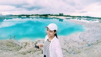 Keindahan Danau Kaolin di Belitung juga pernah disambangi Tania. Alam Indonesia memang indah! (Instagram/@taniawidjaya)