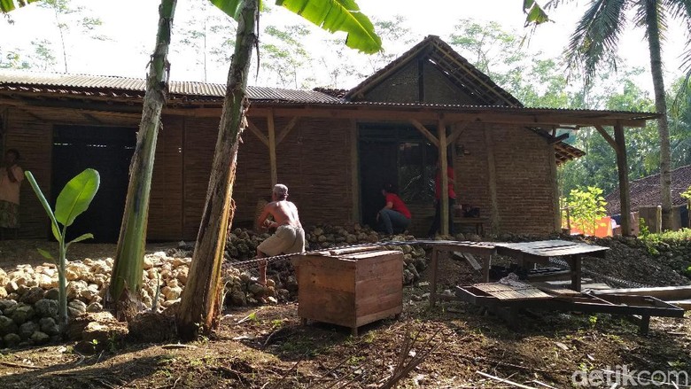 Stunting Trenggalek, Rumah Sulikah Dibuatkan MCK dan Plesterisasi Stunting Trenggalek, Rumah Sulikah Dibuatkan MCK dan Plesterisasi