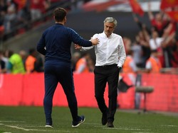 Manajer MU Jose Mourinho (putih) pun bersalaman dengan manajer Spurs Mauricio Pochettino usai pertandingan. Mourinho pemenangnya di laga ini. (Foto: Shaun Botterill/Getty Images)