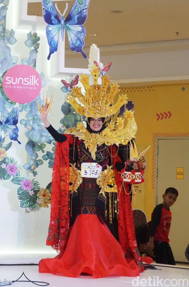 Melengkapi aksi panggunnya, siswi kelas dua SMA yang datang dari Tebing Tinggi, sekitar dua jam dari Medan, ini memakai kostum nan megah dengan gaun bersiluet duyung dalam nuansa merah khas Mandailing. Foto: Daniel Ngantung/Wolipop