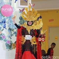 Melengkapi aksi panggunnya, siswi kelas dua SMA yang datang dari Tebing Tinggi, sekitar dua jam dari Medan, ini memakai kostum nan megah dengan gaun bersiluet duyung dalam nuansa merah khas Mandailing. Foto: Daniel Ngantung/Wolipop