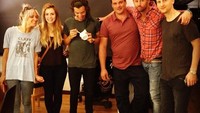 Duh, saking sukanya sama es krim, yang lain sudah bergaya Harry malah sibuk dengan es krimnya. Makan es krim rasa apa, sih? Foto: Instagram @harrystyles