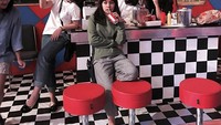 Sama teman-temannya, Shaloom lagi berpose di set syuting yang mirip kios burger. Foto: Instagram sharazaaa