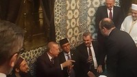 Anies ternyata sempat diajak Erdogan untuk masuk ke Makam Ayyub Al Anshari, setelah salat Jumat. Mereka mendengarkan lantunan ayat Alquran. (akun instagram Anies Baswedan).
