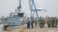 Kedua kapal tersebut bersandar selama tiga hari di pelabuhan Tanjung Priok.