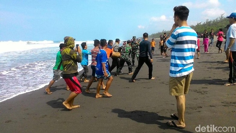 Terseret Ombak, 1 Wisatawan Tewas dan 1 Hilang di Kebumen Terseret Ombak, 1 Wisatawan Tewas dan 1 Hilang di Kebumen