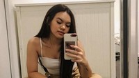 Meski tampak tegar, Shafa tak bisa menyembunyikan kesedihannya itu usai melihat foto tersebut. (Dok. Instagram/shafaharris)