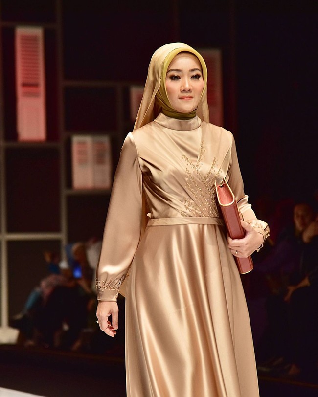 Atalia Praratya atau yang lebih dikenal dengan sebutan Si Cinta jadi pusat atensi di Muslim Fashion Festival (MUFFEST) 2018, Jumat (20/4/2018) malam. Atalia tampil dalam balutan busana muslim karya perancang Rya Baraba. Foto: Instagram/@rya_baraba
