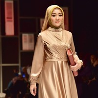 Atalia Praratya atau yang lebih dikenal dengan sebutan Si Cinta jadi pusat atensi di Muslim Fashion Festival (MUFFEST) 2018, Jumat (20/4/2018) malam. Atalia tampil dalam balutan busana muslim karya perancang Rya Baraba. Foto: Instagram/@rya_baraba