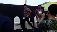 Usai melepas para pelari 10K, Sandiaga kemudian bergabung di garis start dengan pelari 5K. Dilepas Kadispora dan Kadisparbud DKI, Sandiaga tampak berlari bersama para peserta lainnya. Sandiaga kemudian tiba di garis finish dengan menempuh waktu 27,26 menit. (Marlinda Oktavia Erwanti/detikcom)