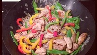 Selain pintar berdendang, Harry Styles diam-diam bisa masak. Ini dia salah satu hidangan yang ia masak bersama dua orang temannya. Masak apa, ya itu? Foto: Instagram @harrystyles