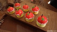 Ini dia dessert berbentuk apel yang di dalamnya terdapat mousse raspbery dan juga ganache. Foto: dok. detikFood