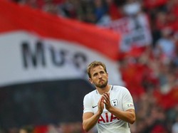 Sama halnya dengan Kane yang cuma bisa memberi applause kepada pendukung Spurs. Sementara di belakangnya, suporter MU riuh dan mengibarkan panji-panji klub. (Foto: Hannah McKay/Reuters)