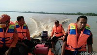 Foto: Pencarian dilakukan di Sungai Barombang, Labuhanbatu, Sumatera Utara, Minggu (22/4/2018). Tim menyusuri alur sungai itu. (Dokumen Polda Sumut)