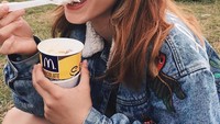 Ini senyum bahagia gadis 20 tahun ini saat makan es krim. Makin istimewa karena Shaloom menikmatinya di sebuah festival. Foto: Instagram sharazaaa