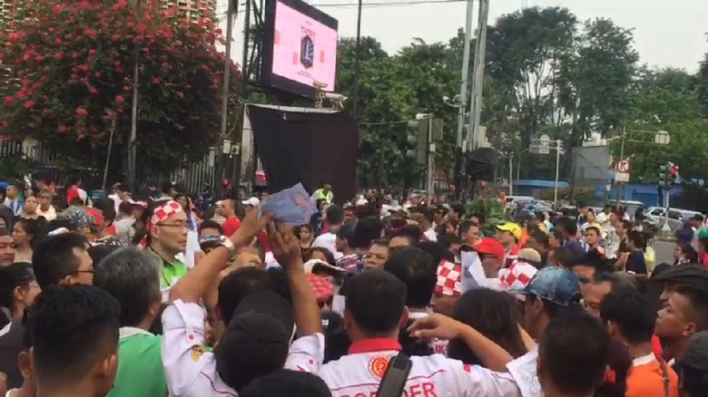 Relawan Bagikan Kaos di Peluncuran Aplikasi Jutaan KTP Dukung Jokowi Relawan Bagikan Kaos di Peluncuran Aplikasi Jutaan KTP Dukung Jokowi