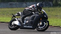 Di ICE Day 2018 balapan seri pertama ini, Darius memang berkesempatan menjajal ketangguhan Honda RC213V-S. Tunggangan yang dibanderol Rp 7,6 miliar tersebut merupakan motor balap MotoGP versi jalanan. Darius juga menjajal satu motor balap lainnya yakni CBR250RR.
