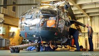 Tampak salah satu helikopter milik kapal perang ini yang sedang di parkir dengan gagah.