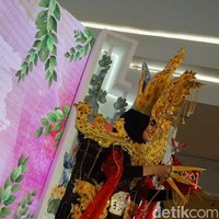 Cahaya mengatakan, kostum tersebut dibuat oleh sanggar yang menaunginya, bernama Abang-Kakak dari Tebing Tinggi.Tari angola, kata Cahaya, adalah tarian untuk menyambut tamu. Saat menari, ia membawa wadah berisikan salak. Sebelum mengakhiri tariannya, ia memberikan salak tersebut untuk juri. Salak adalah komoditas Tebing Tinggi, ujar dia. Foto: Daniel Ngantung/Wolipop