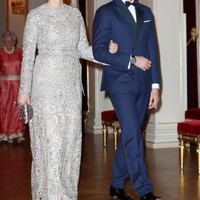 Putri Mette-Marit dari Norwegia lahir dari keluarga seorang jurnalis dan pegawai bank. Sebelum bertemu dengan Haakon, Prince of Norway, Mette-Marit bekerja sebagai pelayan dan penjual baju. Terlibat dengan kehidupan kelam seperti narkoba, tinggal bersama seorang kriminal bahkan melahirkan seorang anak, ia pun bertemu dengan Haakon pada 1999 di sebuah festival musik. Pernikahannya banyak mengundang kecaman karena masa lalu Mette yang gelap. Namun setelah Haakon memberikan ultimatum – menikah atau turun takhta – mereka pun akhirnya menikah. Foto: Getty Images