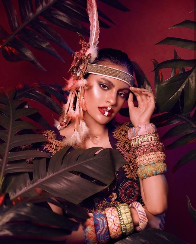 Influencer dan Youtuber Andira Hadley merepresentasikan kecantikan wanita Indonesia bagian Tengah. Wajah cantiknya dipulas makeup terinspirasi Borneo Barat karya makeup artist Deasy Dwi. Foto: Instagram/@maccosmetics