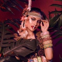 Influencer dan Youtuber Andira Hadley merepresentasikan kecantikan wanita Indonesia bagian Tengah. Wajah cantiknya dipulas makeup terinspirasi Borneo Barat karya makeup artist Deasy Dwi. Foto: Instagram/@maccosmetics