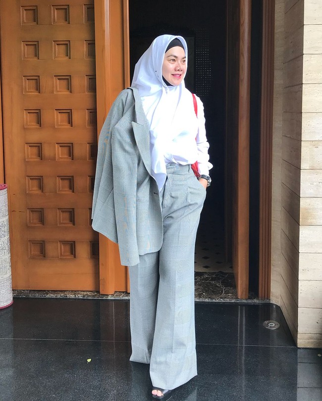 Office look ala Sarita. Celana palazzo dipadu blazer dan kemeja membuat penampilan terlihat lebih chic dan profesional. Foto: Instagram/@queen_saritaabdulmukti