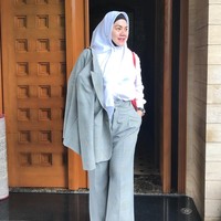 Office look ala Sarita. Celana palazzo dipadu blazer dan kemeja membuat penampilan terlihat lebih chic dan profesional. Foto: Instagram/@queen_saritaabdulmukti