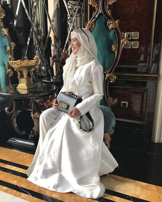 Sarita pun tampil stylish dengan busana serba putih dan padanan hijab warna off-white. Foto: Instagram/@queen_saritaabdulmukti