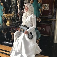 Sarita pun tampil stylish dengan busana serba putih dan padanan hijab warna off-white. Foto: Instagram/@queen_saritaabdulmukti