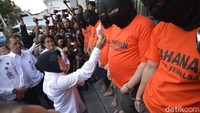 Mereka bergeming saat satu bungkus berisikan ribuan pil double L disodorkan Risma di depan wajah salah satu tersangka/Foto: Deni Prasetyo Utomo